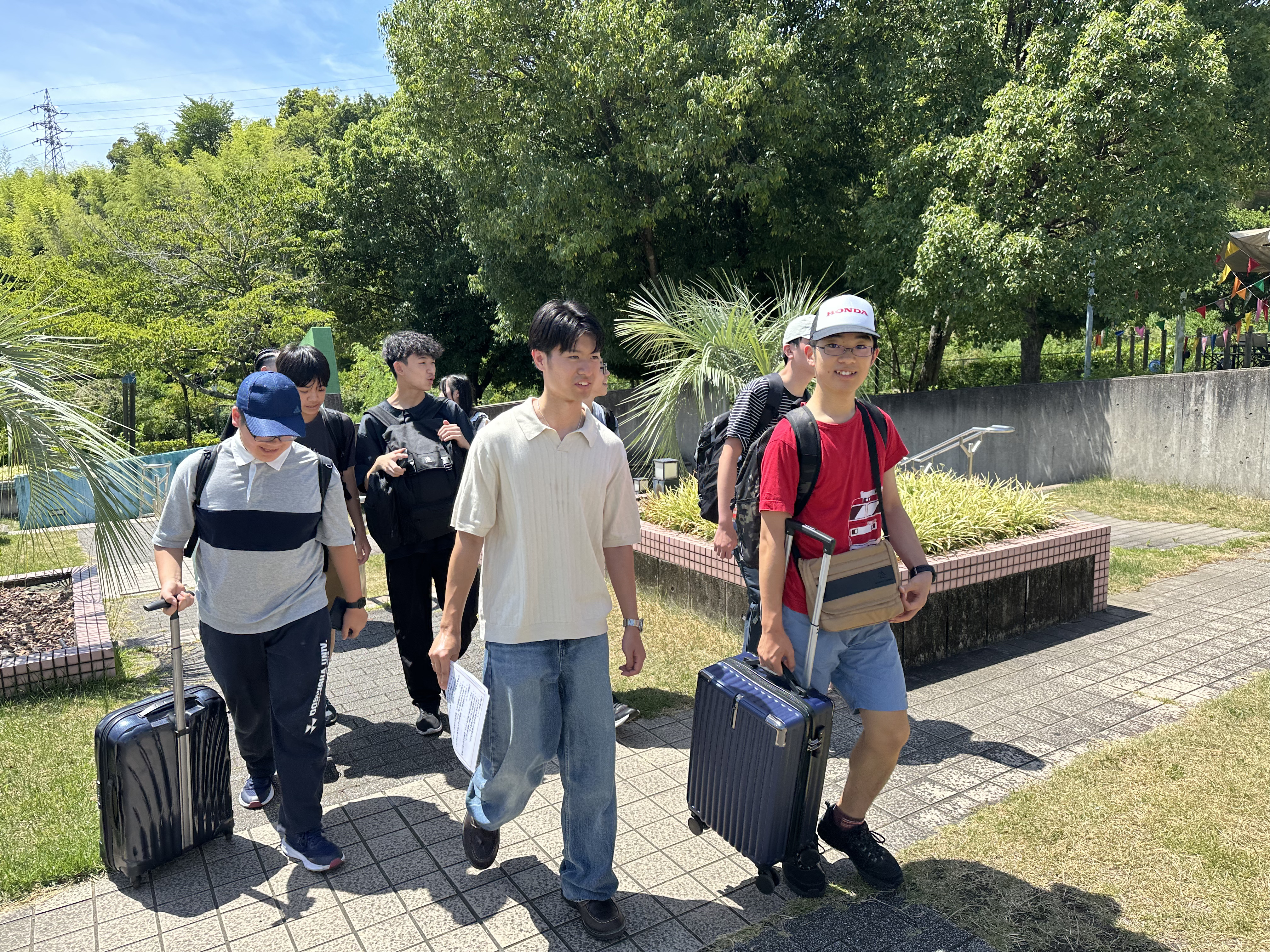 荷物を持ってロゴスランドへ向かう生徒たち