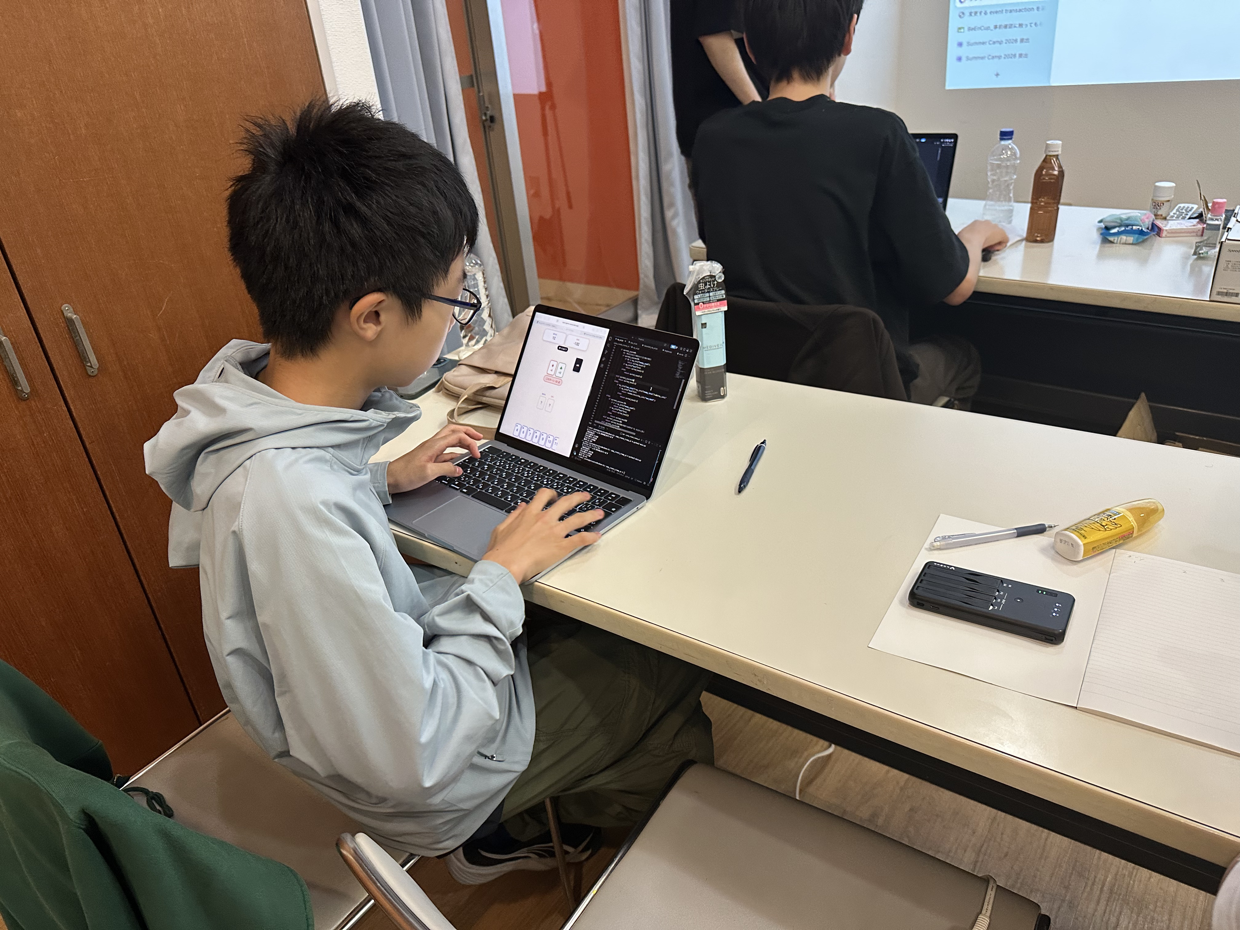最終日のBeEnCupに向けて、夜遅くまでノートPCで実装を進める生徒