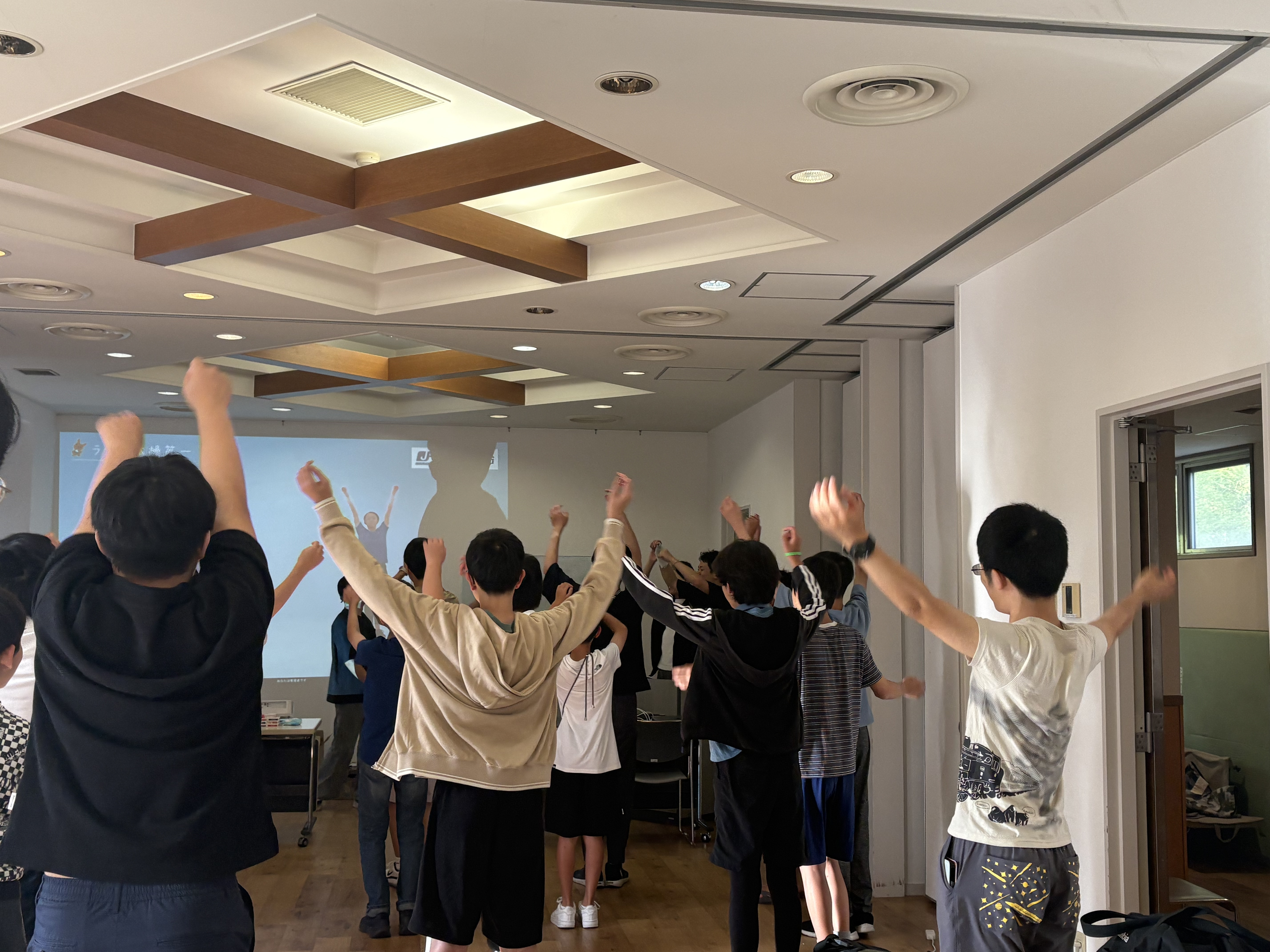 朝の教室で活動する生徒たちの様子